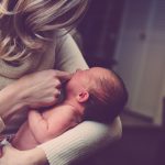 Aide à domicile après accouchement : les bons réflexes
